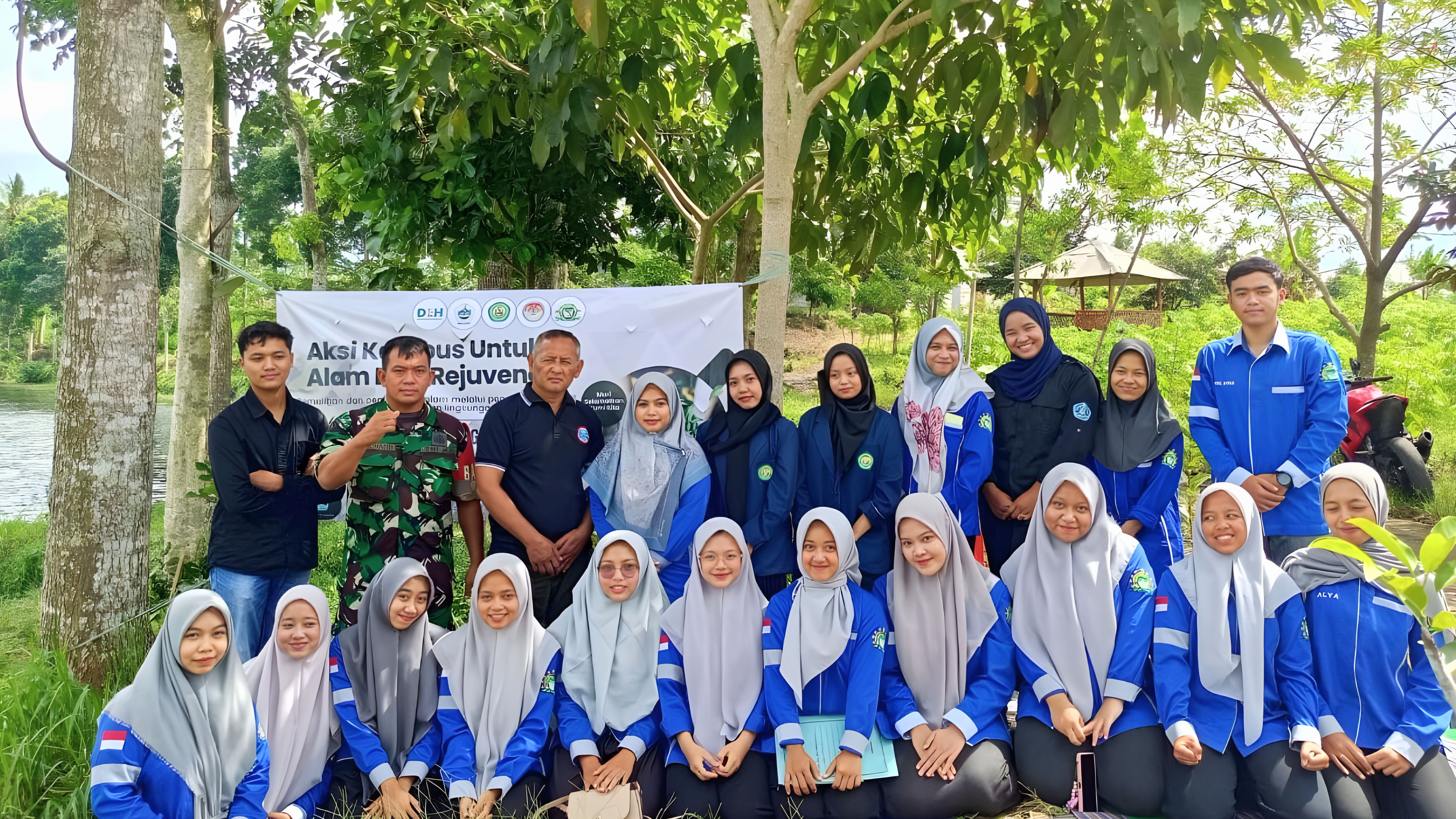 Gali Kepedulian, Mahasiswa PGMI STIT Al-Muslihuun dan DLH Blitar Hijaukan Sumber Air Blumbang Gede